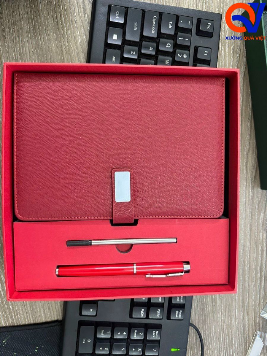 Set quà tặng 20/11 sổ tay bìa da cao cấp kèm bút kim loại khắc chữ