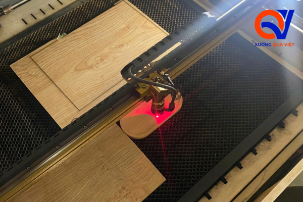 Công nghệ khắc laser tại Xưởng Quà Việt
