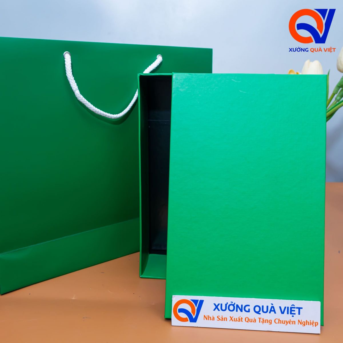 Hộp đựng quà xanh lá nhỏ 32.3x27.3cm