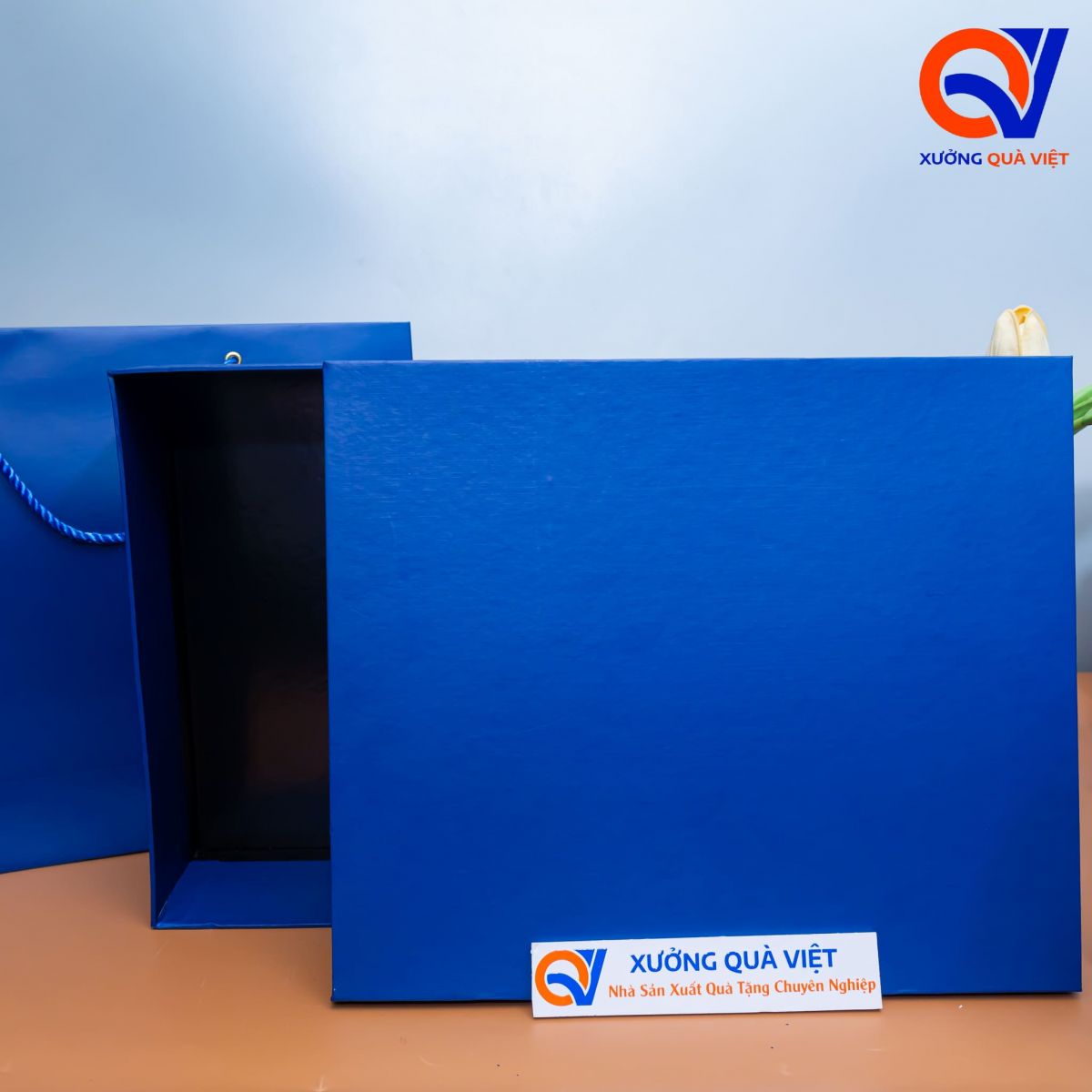 Hộp đựng quà xanh dương lớn 32.3 x 27.3cm