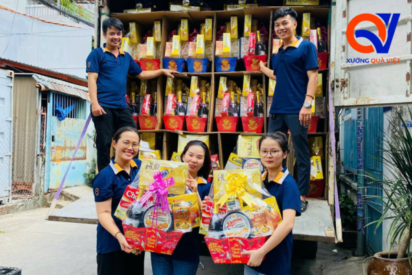 Xưởng Quà Việt giao hộp đựng quà tết