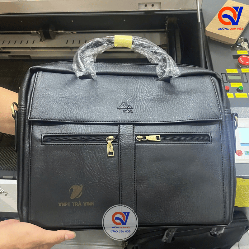 Khắc Laser Logo Lên Cặp Da Số Lượng Lớn