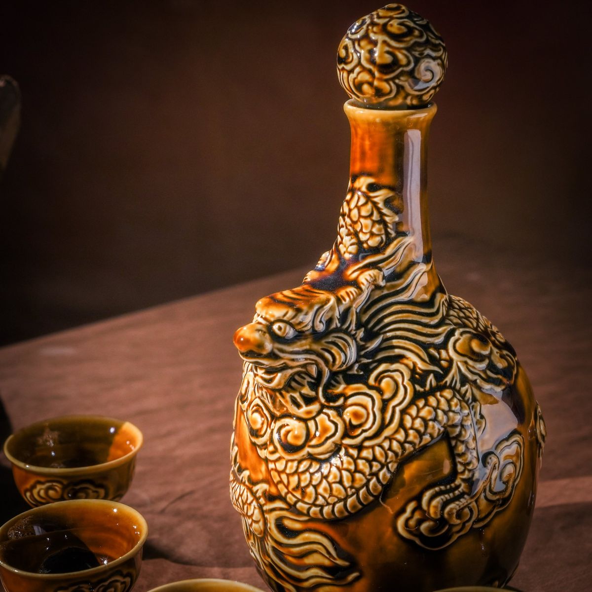 Bình đựng rượu gốm sứ rồng vàng