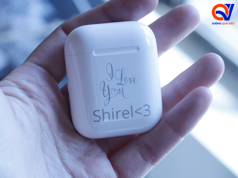 khac-laser-airpods-lam-qua-tang-01