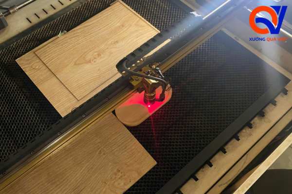 Máy khắc laser tại Xưởng Quà Việt