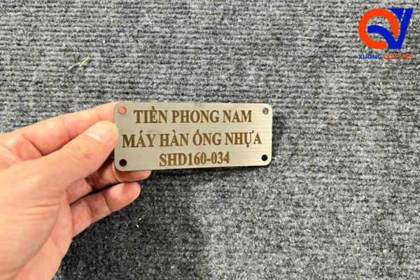 Khắc laser trên bảng tên inox