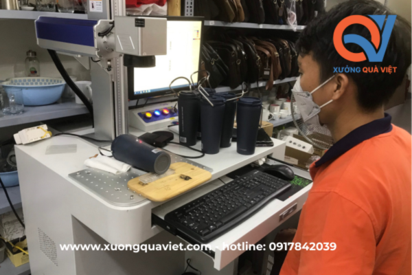 khắc laser trên inox tại Xưởng Quà Việt