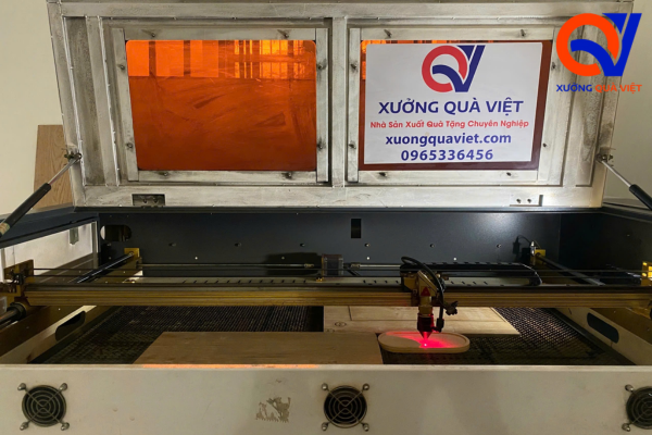 Công nghệ khắc laser hiện đại tại Xưởng Quà Việt