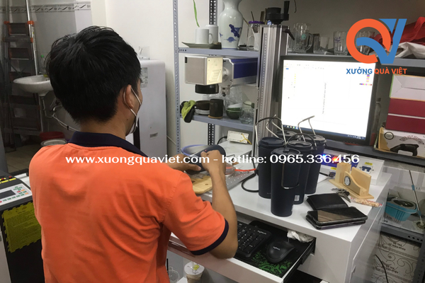 Công nghệ in sổ da tại Xưởng Quà Việt