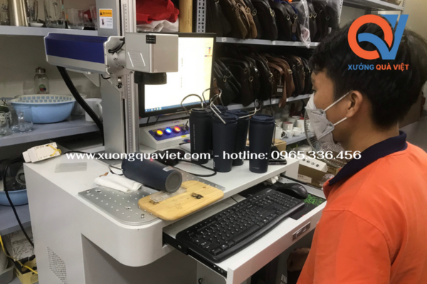 sản xuất quà tặng nhân viên in logo