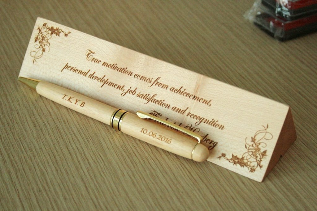 Quà tặng doanh nghiệp bằng gỗ khắc logo|Xưởng Quà Việt